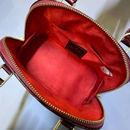 LV
GOOD QUALITY 
WITH BOX 
🎁🎁🎁

100 dhs✅

Zain295
♥️♥️♥️