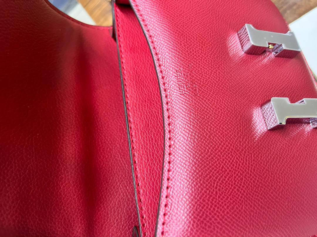 Hermes 
105 dhs🇦🇪🇦🇪
with box
size 19×5×15cm

Zain42
♥️♥️♥️