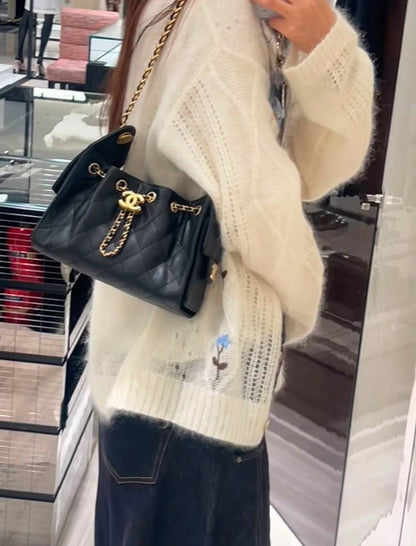 CHANEL 
GOOD QUALITY 
MINI SIZE WITH BOX 
130 dhs🇦🇪🇦🇪
Size: 20 cm

Zain295
♥️♥️♥️