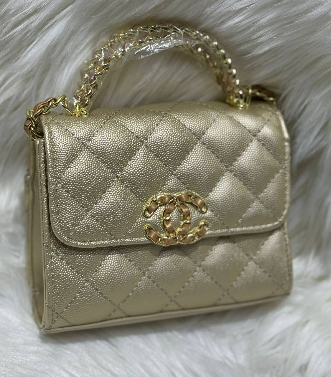 Chanel 
good quality, comes 

with box, 
🎁🎁🎁
size，16* 13 cm 
75 dhs🪙💕

Zain12
♥️♥️♥️