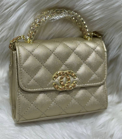 Chanel 
good quality, comes 

with box, 
🎁🎁🎁
size，16* 13 cm 
75 dhs🪙💕

Zain12
♥️♥️♥️