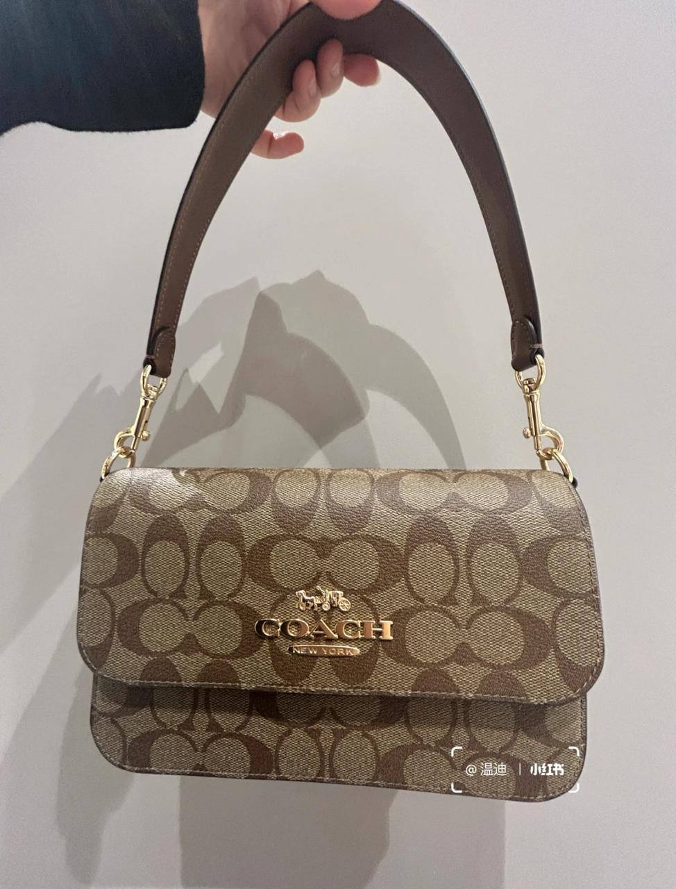 Coach

90 dhs💓

size：24cm

High-quality 


with box
🎁🎁🎁

Zain35
♥️♥️♥️