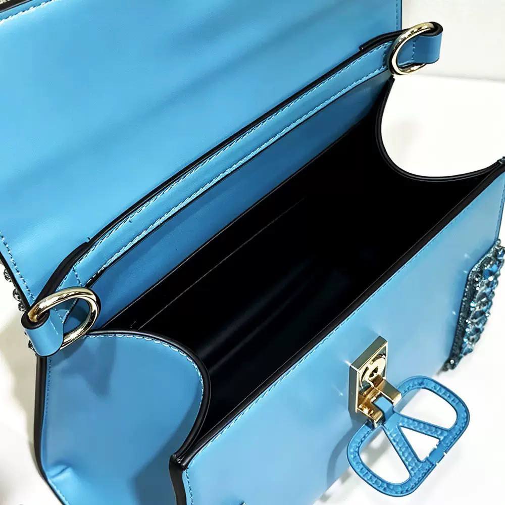 VALENTINO 

COPY ONE 
NEW CAME 

WITH BOX 
175 dhs🇦🇪🇦🇪

Zain39
Zain295
♥️♥️♥️