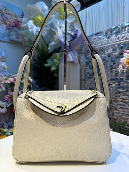Hermes Lindy 
26cm
110 dhs🪙🌨️

Zain44
♥️♥️♥️