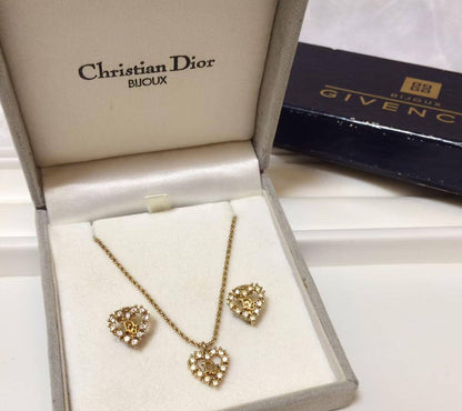 Dior ❤️‍🔥*
Necklace 🍁
Earring🌸
Master quality 💯
75 dhs❣️
With master box 📦 
90 dhs❣️

Zain216
♥️♥️♥️