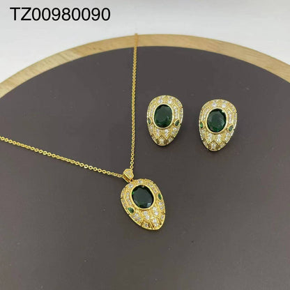 SET
Necklace 🔥
Earring 🐦‍🔥
good quality 💯
With brand boxes 🗃️ 
Paper bag 🛍️
40 dhs✅

Zain216
♥️♥️♥️