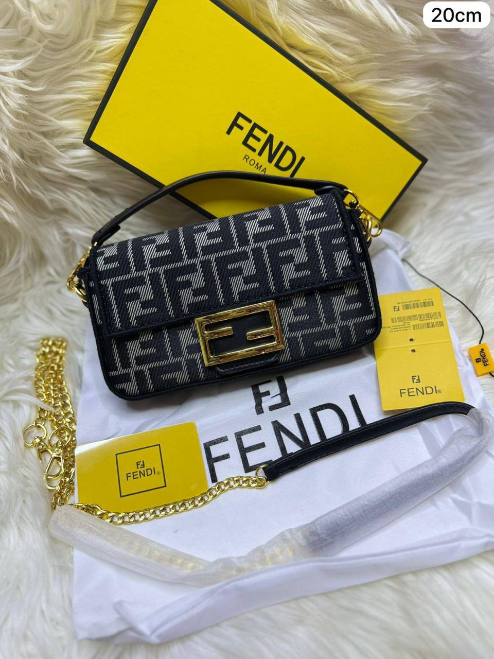 ❤️ Fendi Small baguette
1️⃣ First quality +🎁
Size : 20 * 10 cm
80 dhs🌺
with box🎁

Zain115
♥️♥️♥️