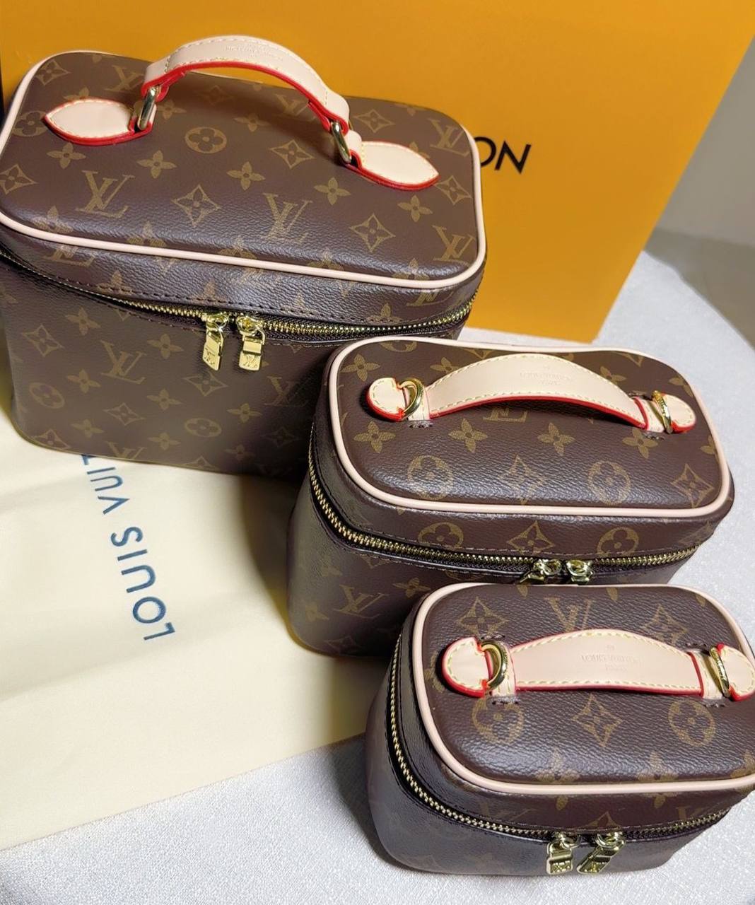 LV 
Small 95 dhs🌺
Medium 105 dhs🌺
Big 110 dhs🌺

Zain175
♥️♥️♥️