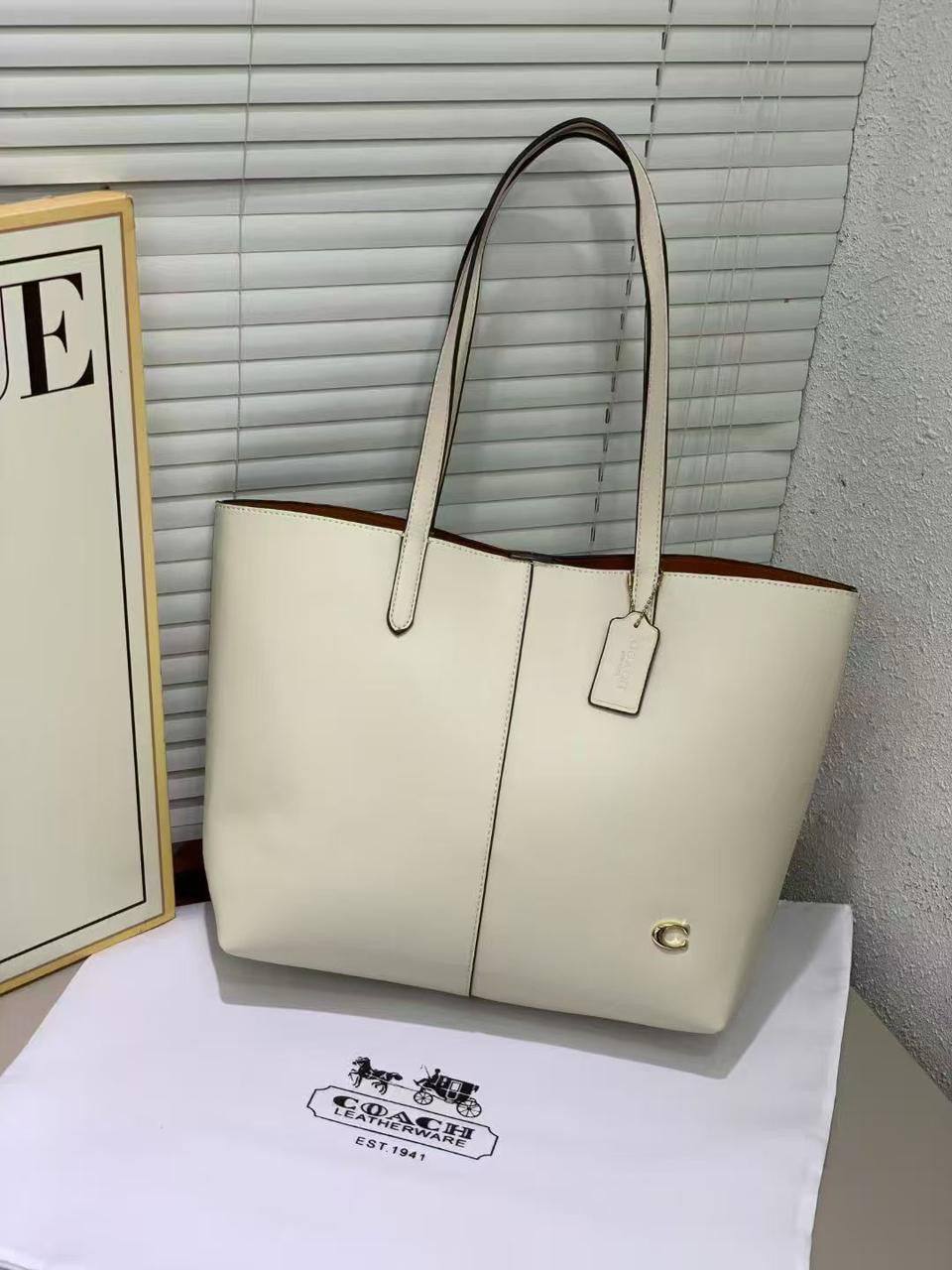Coach
43*28*13 cm
95 dhs🪙🌨️

Zain17
♥️♥️♥️