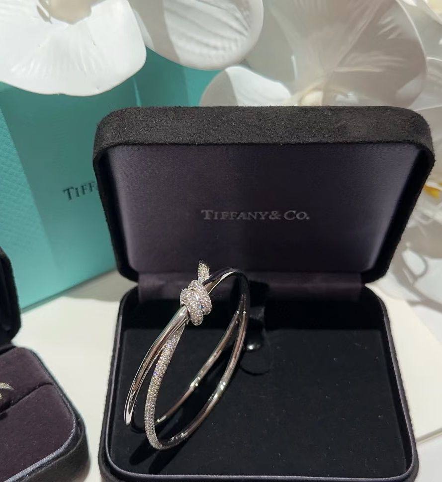 Tiffany 💥*
Bangle 🍁
Master quality 🐦‍🔥
With normal boxes 📦 
70 dhs✅
With master box 🗃️ 
110 dhs✅

Zain216
♥️♥️♥️