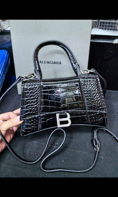 BALENCIAGA 

Good Quality 

With Box 
🎁🎁🎁

110 dhs❣️

Zain250
♥️♥️♥️