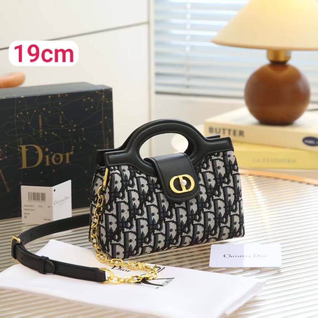 Dior
105 dhs✅
with box

Zain26
♥️♥️♥️