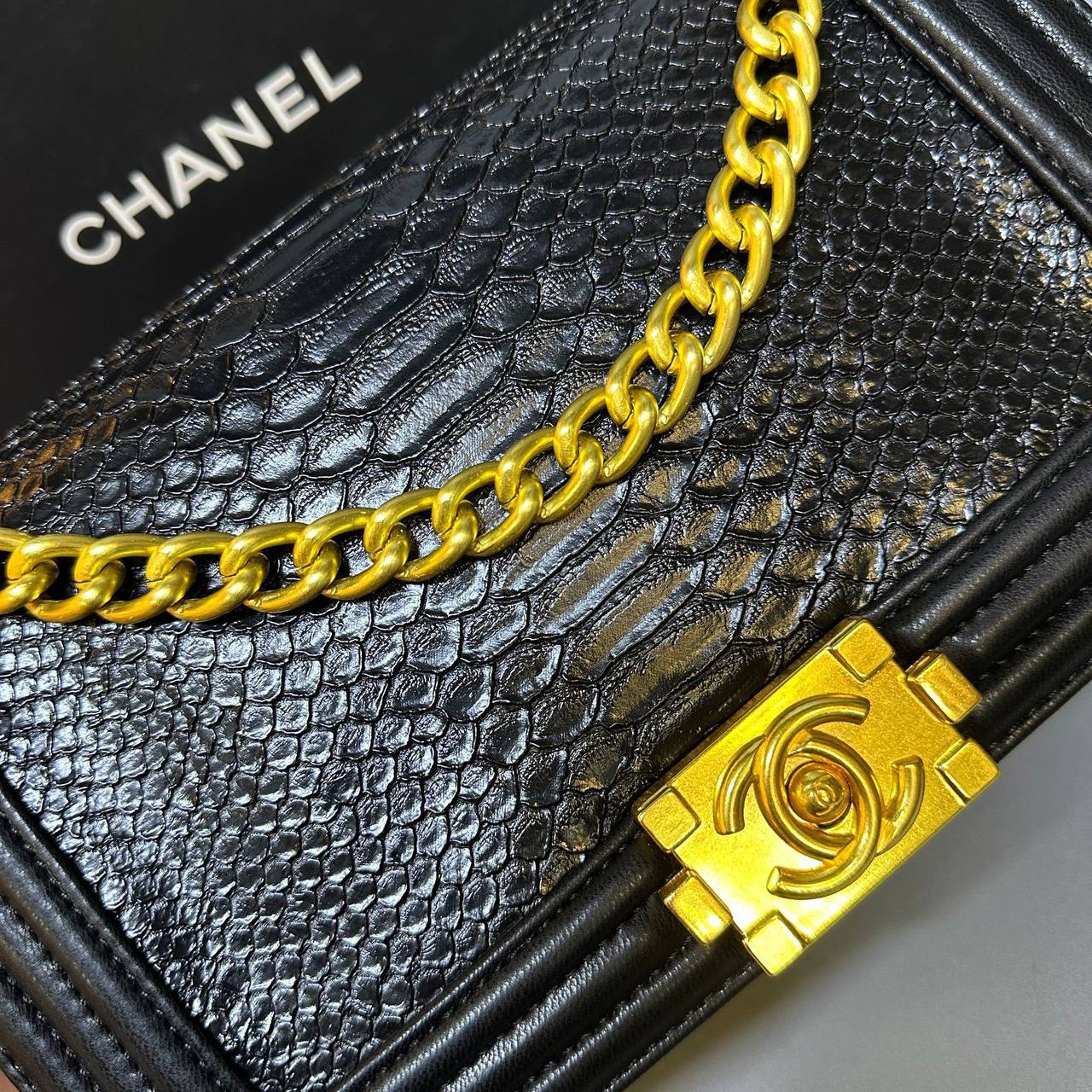 CHANEL 
HIGH QUALITY 
WITH BOX 
🎁🎁🎁

120 dhs✅

Zain39
♥️♥️♥️
