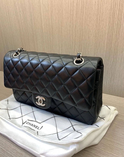 Chanel
120 dhs✅
Size：25cm
Good-quality with box

Zain35
♥️♥️♥️