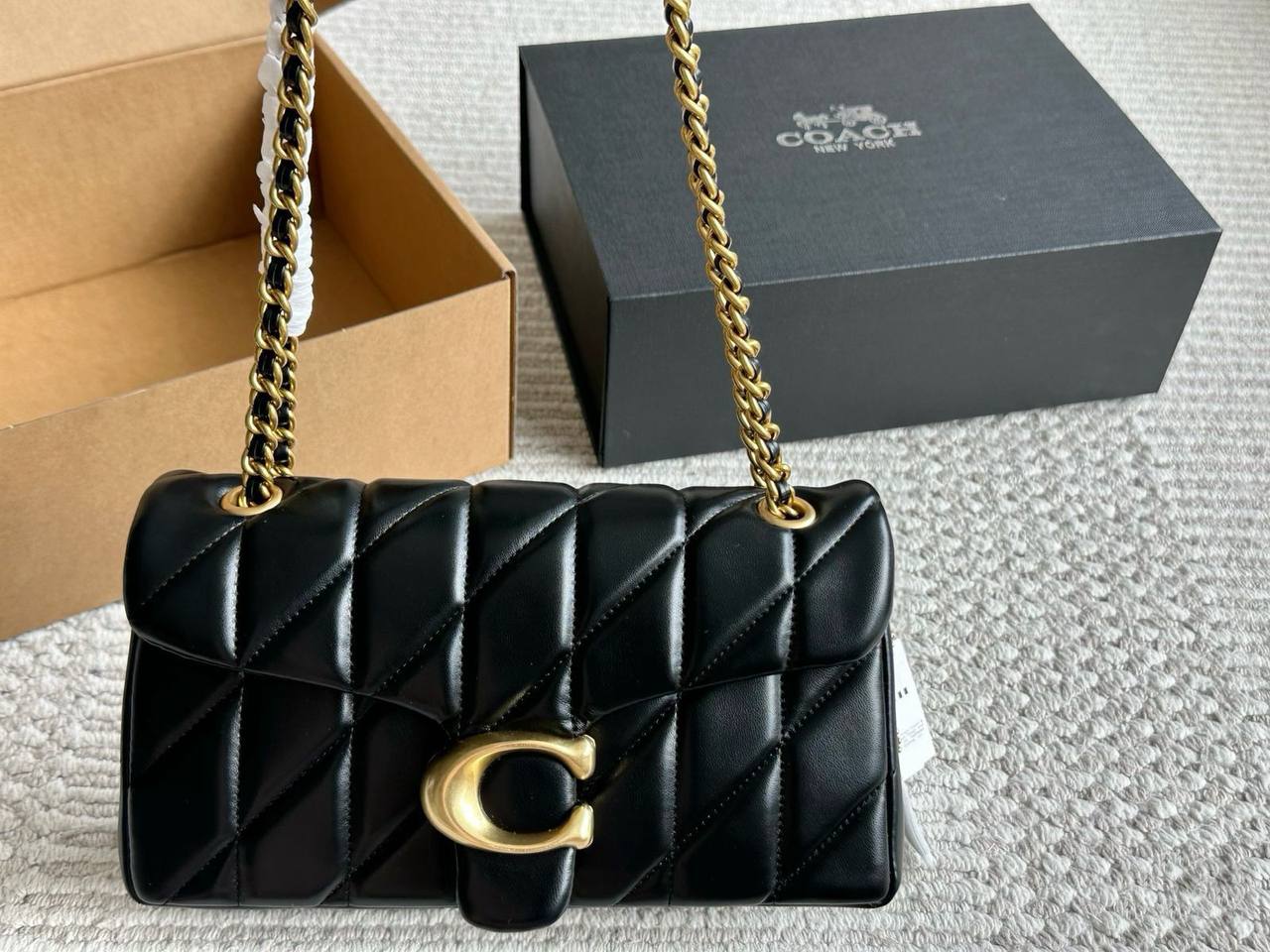 COACH 
 GOOD QUALITY 

WITH BOX 
🎁🎁🎁

120 dhs✅
Size: 25 cm

Zain39
♥️♥️♥️