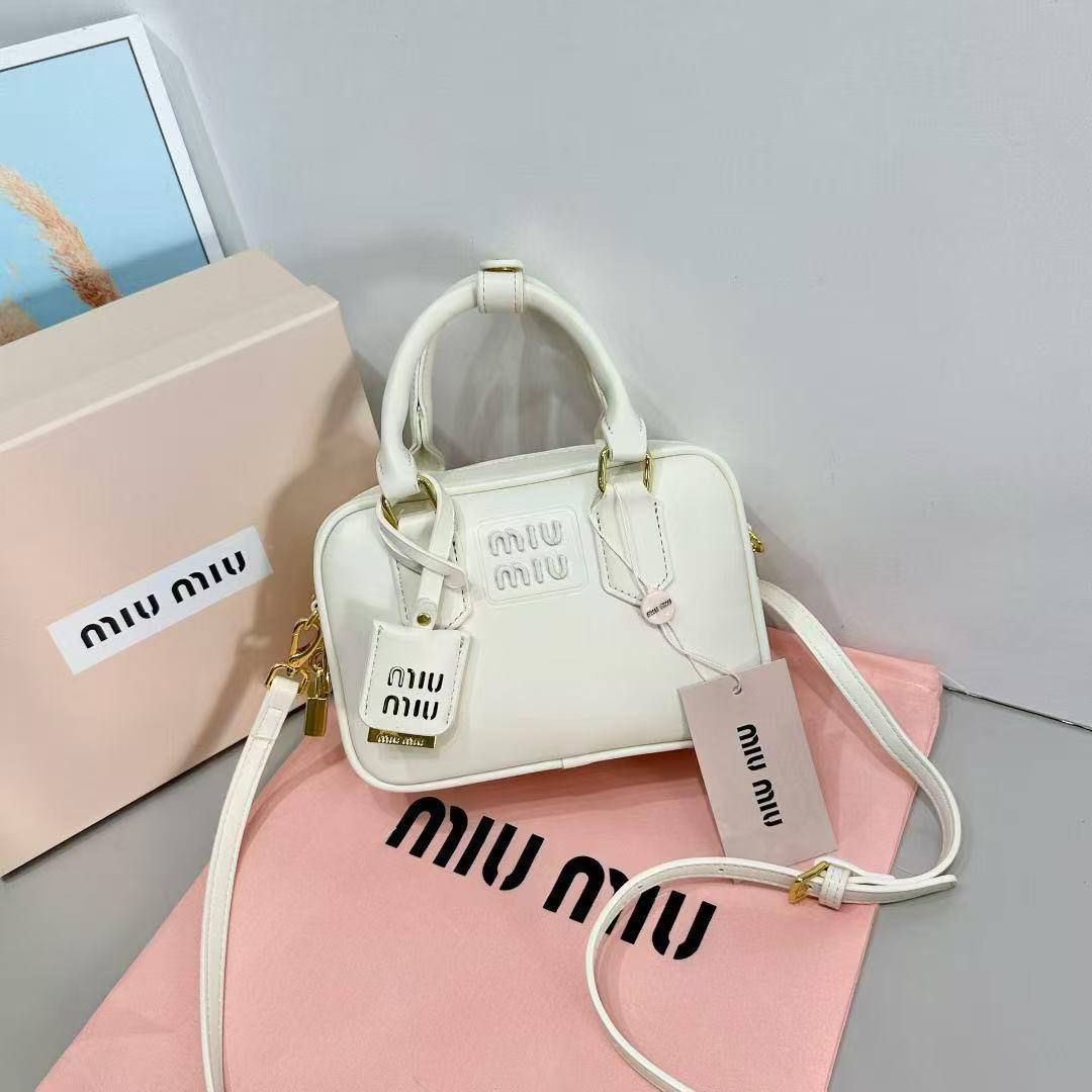 Miu Miu
95 dhs❣️
with box 
🎁🎁🎁

Good quality 🌹🌹🌹🌹

Zain253
♥️♥️♥️