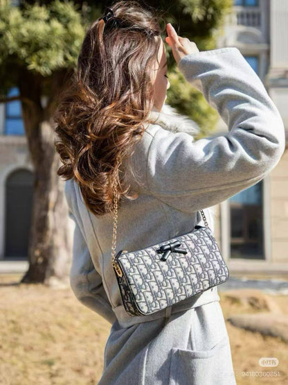 DIOR

Best quality 

with box
size 23CM
100 dhs🇦🇪🇦🇪

Zain290
♥️♥️♥️
