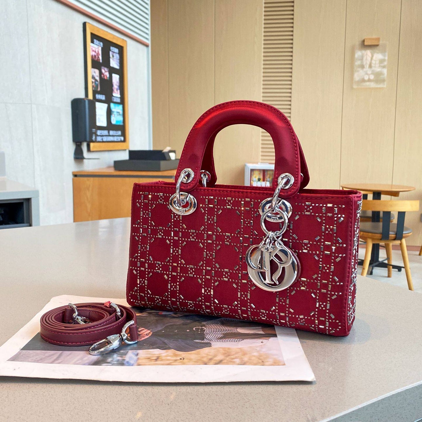 Dior
Best quality
With box’s
🎁🎁🎁

125 dhs🌺
size 24cm

Zain158
♥️♥️♥️