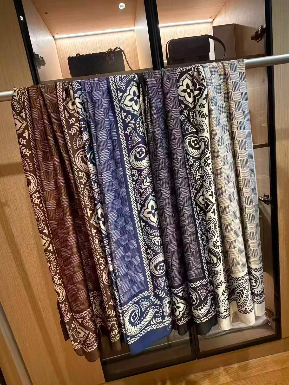 Silk scarf 

40 dhs🇦🇪  
no box

60 dhs🇦🇪 with box

Zain93
♥️♥️♥️