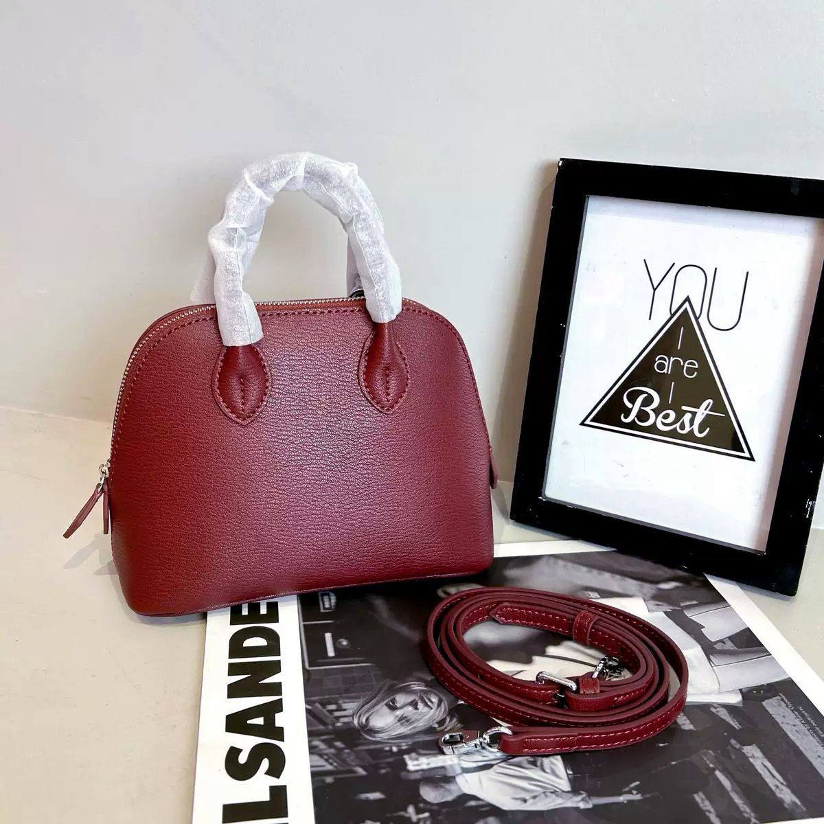 HERMES 
 GOOD QUALITY *


WITH BOX 
🎁🎁🎁

100 dhs✅

Zain39
♥️♥️♥️