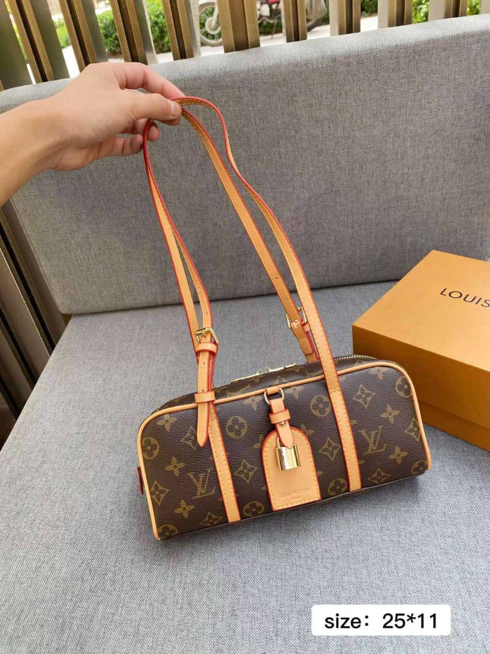 LV
Hang-on Signature Monogram
Gold Hardware
Adjustable belt strap
Size: 25 cm
With BOX🎁
100 dhs✅

Zain239
♥️♥️♥️