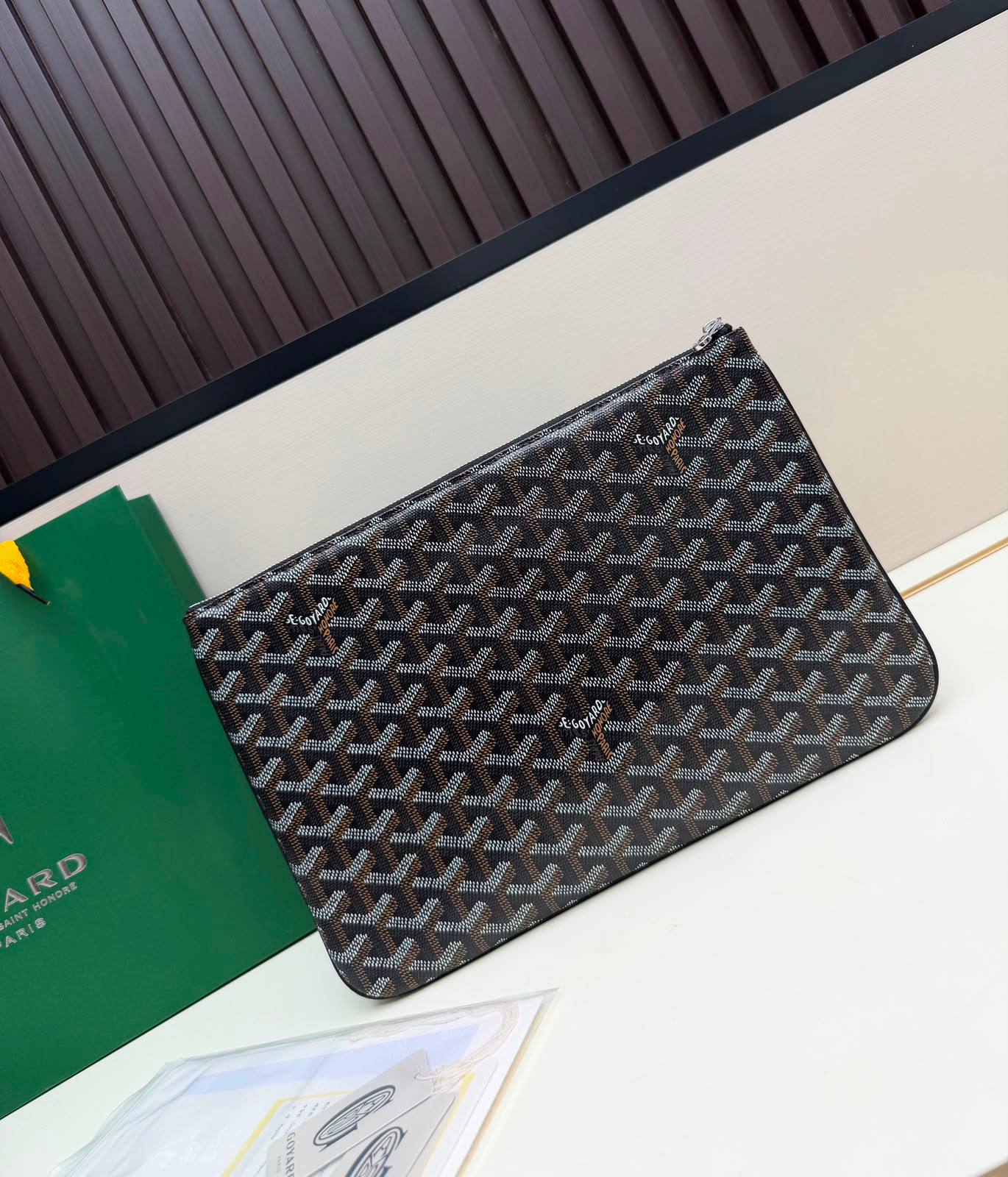 GOYARD 
HAND BAG POUCH UNISEX GOOD QUALITY WITH BOX 
90 dhs✅

Zain295
♥️♥️♥️