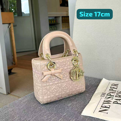 Dior

Good quality 

with box 
130 dhs🇦🇪🇦🇪🇦🇪

Zain186
♥️♥️