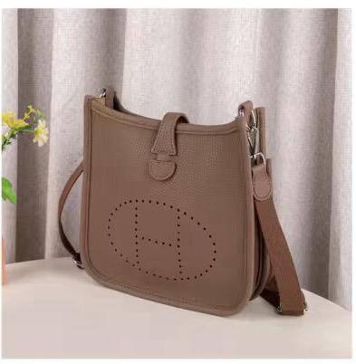 Hermes

90 dhs✅

with box
🎁🎁🎁

size 23cm

Zain26
♥️♥️♥️