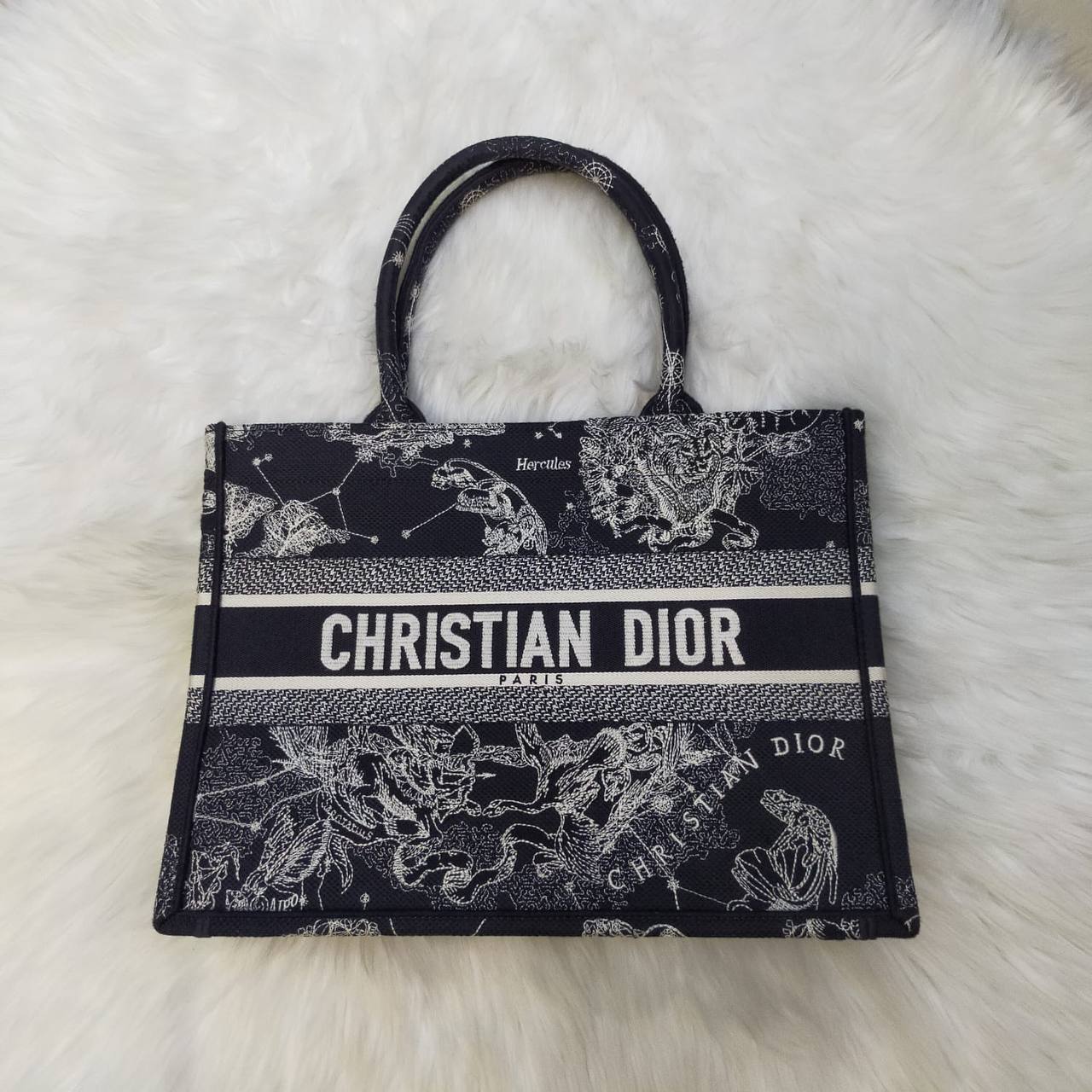 Dior
High quality
135 dhs✅
Size 35cm

Zain235
♥️♥️♥️