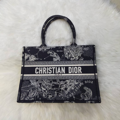 Dior
High quality
135 dhs✅
Size 35cm

Zain235
♥️♥️♥️