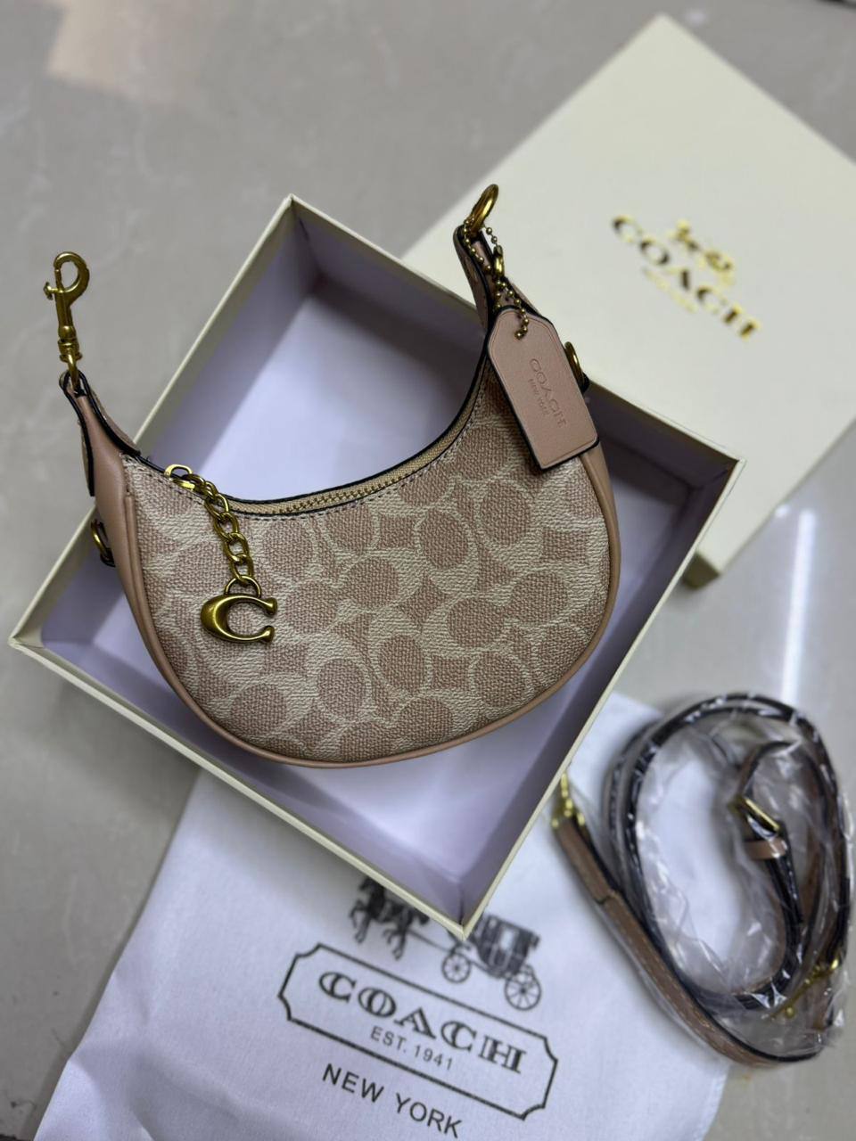 🍒 Coach Jonie

1️⃣ First quality +🎁

Size : 16.5 * 9 cm

80 dhs✅

with box
🎁🎁🎁

Zain115
♥️♥️♥️