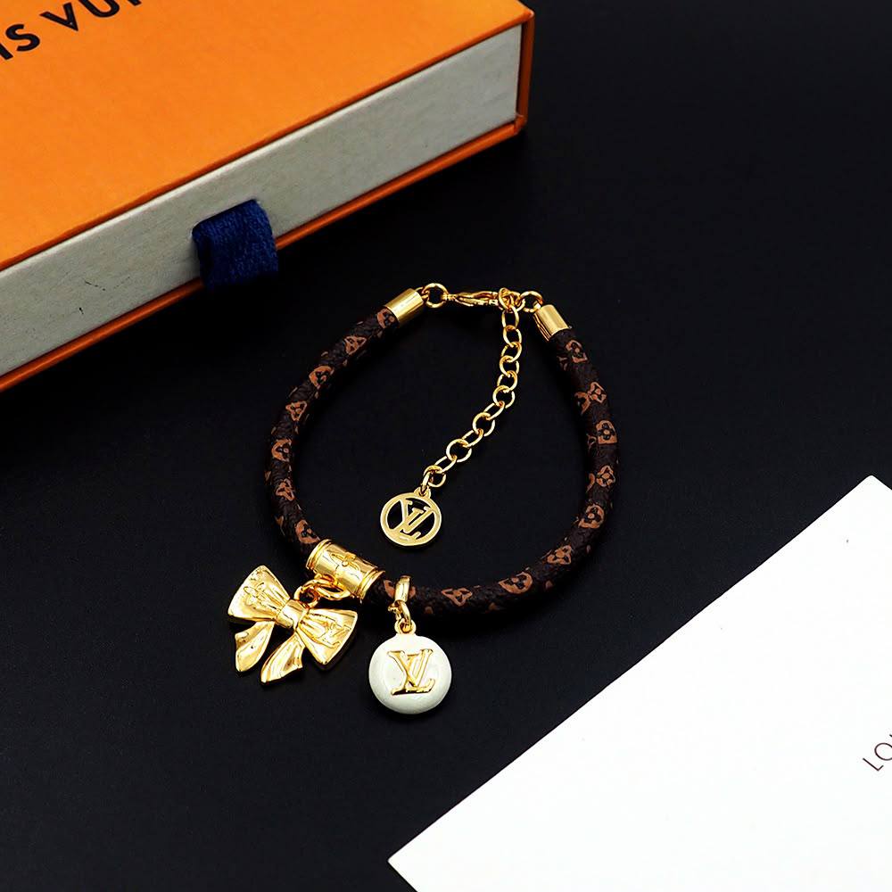 *Louis Vuitton 😍*
Bracelet ❤️‍🔥
Master quality 💯
With normal boxes 🗃️ 
60 dhs🇦🇪🇦🇪

With master box 📦 
75 dhs🇦🇪🇦🇪

Zain216
♥️♥️♥️