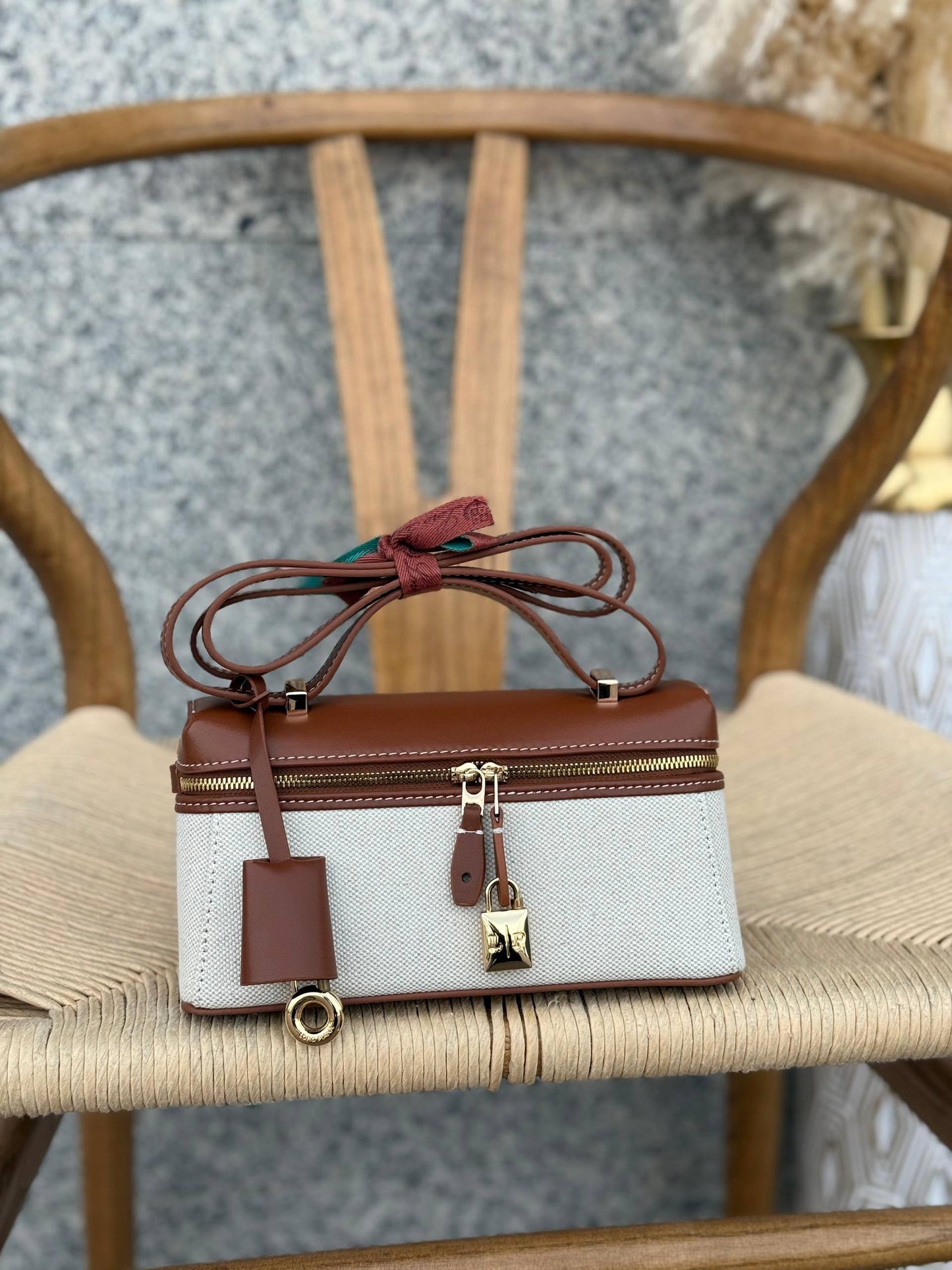 Available again✨✨✨
LORO PIANA
20cm
330 dhs🪙🌨️
Top quality 
With box🎁

Zain167
♥️♥️♥️