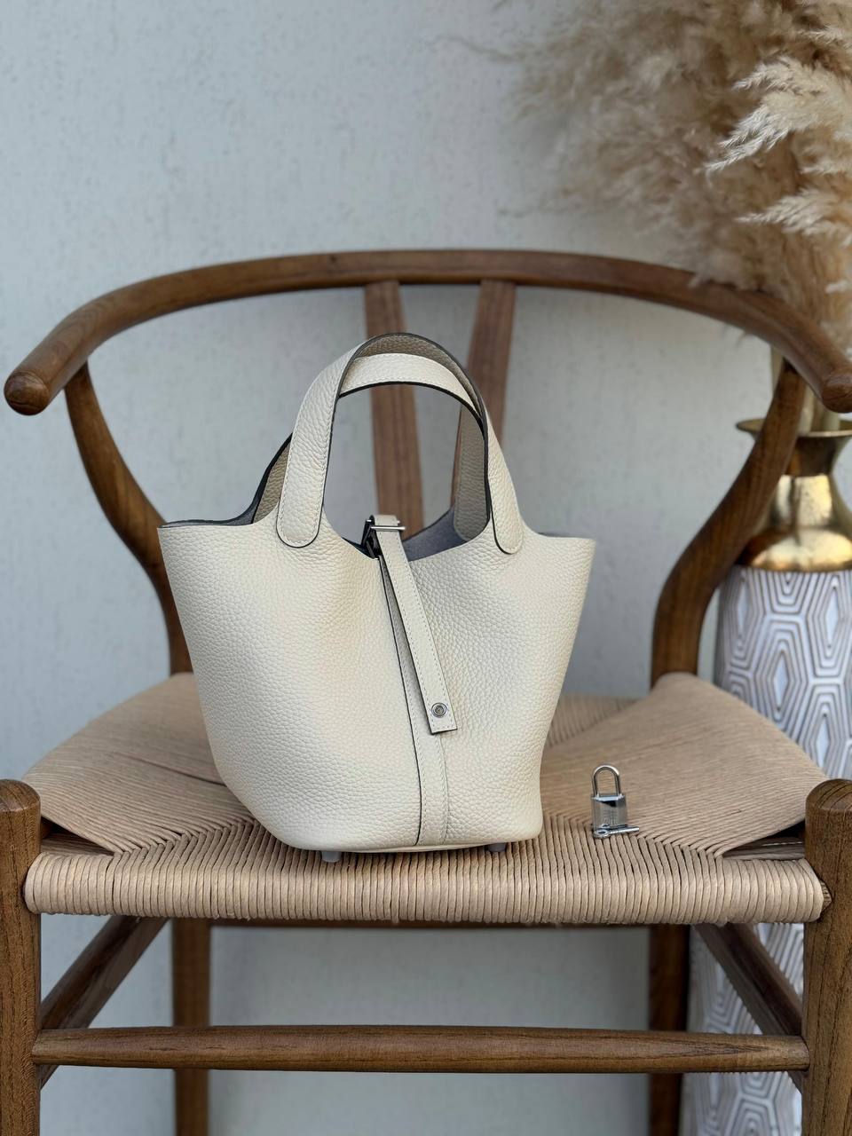 Available again✨✨✨
HERMES
18cm
370 dhs🪙🌨️
Top quality 
With box🎁

Zain167
♥️♥️♥️