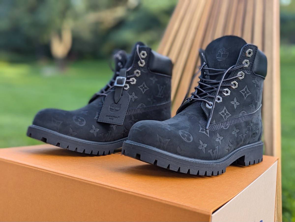 Black lv Timberland 
Size 40 to 45
190 dhs💓

Zain27
♥️♥️♥️