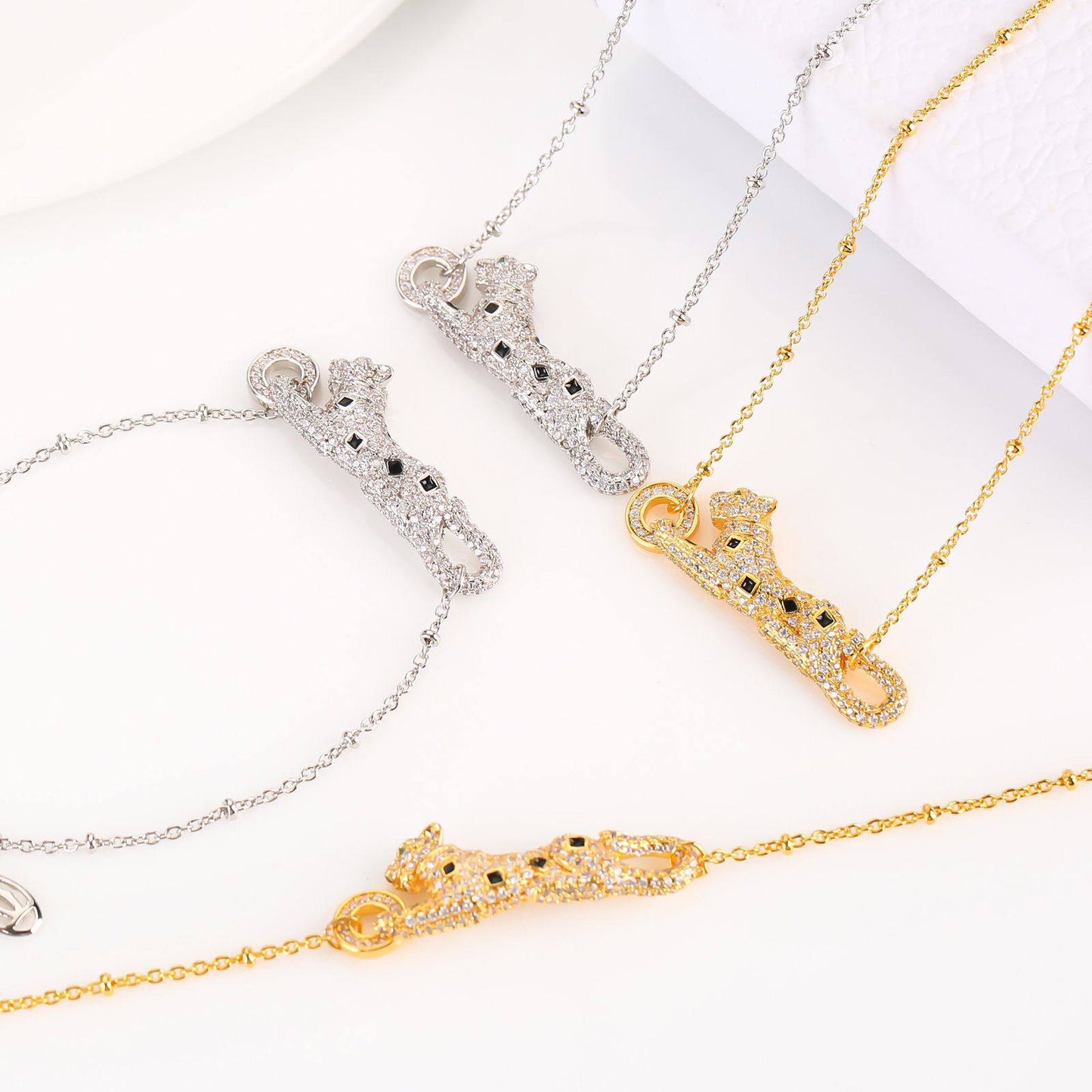 CARTIER Set
⭐✨💫
 *NECKLACE*
 *BRACELET*
     
90 dhs🌺
   
         _With_
  * BOX AND BAG* 🎁🛍️
*Master Quality*✨✅

Zain89
♥️♥️♥️