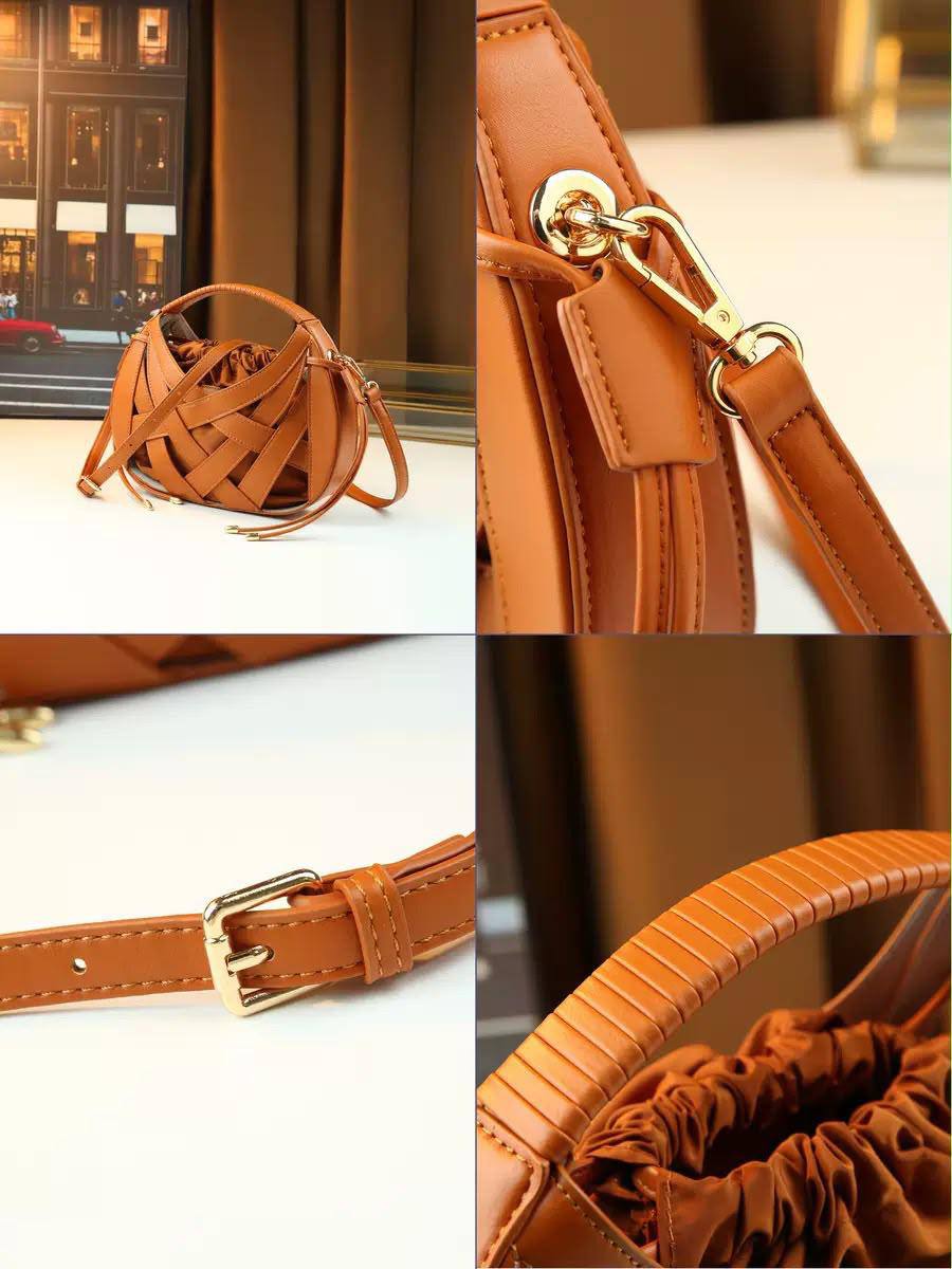 BOTTEGA NEW CAME HIGH QUALITY WITH BOX 
130 dhs✅

Zain295
♥️♥️♥️