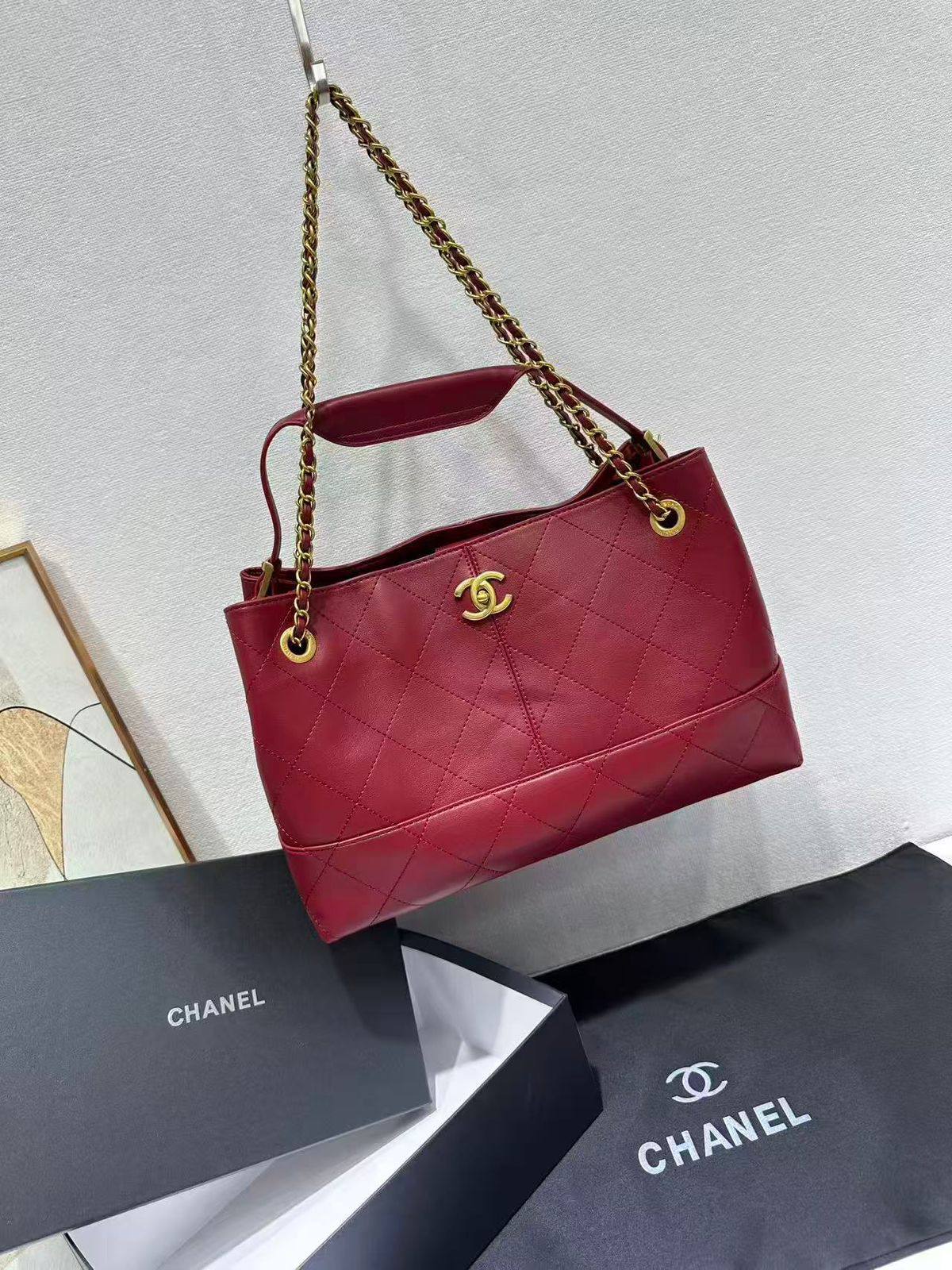 Chanel  
100 dhs❣️
with box 📦 

Good quality 

Zain253
♥️♥️♥️