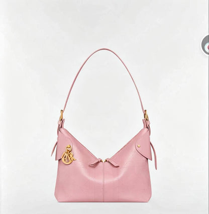Dior

120 dhs✅

with box
🎁🎁🎁

Size：27/23/12

Zain07
♥️♥️♥️