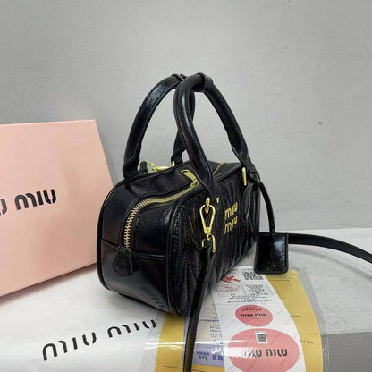 Miu Miu
23*12*9Cm
With box 
🎁🎁🎁

70 dhs🪙🌨️

Zain17
♥️♥️♥️