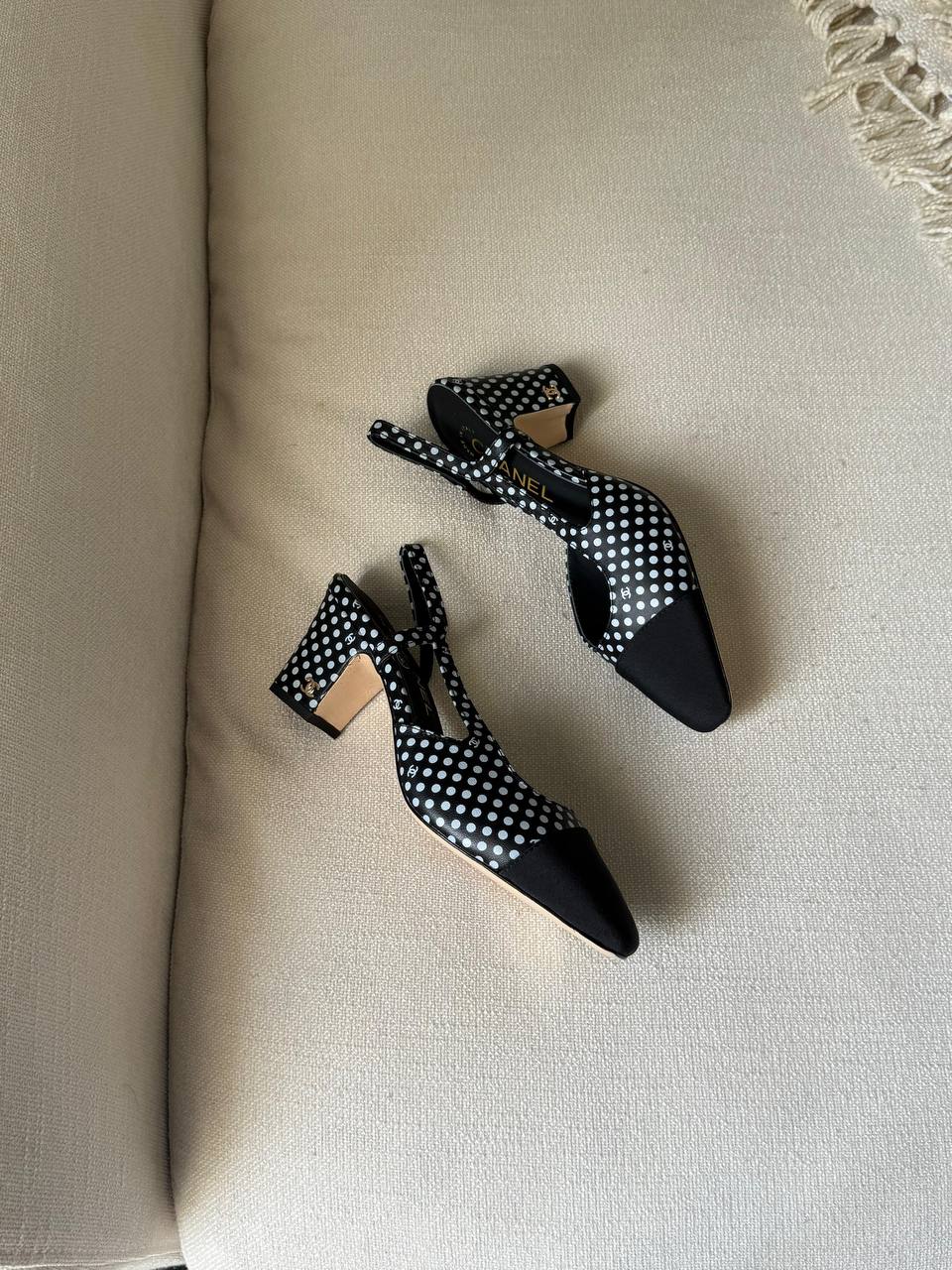 Chanel
AAA Quality
Size 36 to 41
450 dhs✅

Zain288
♥️♥️♥️