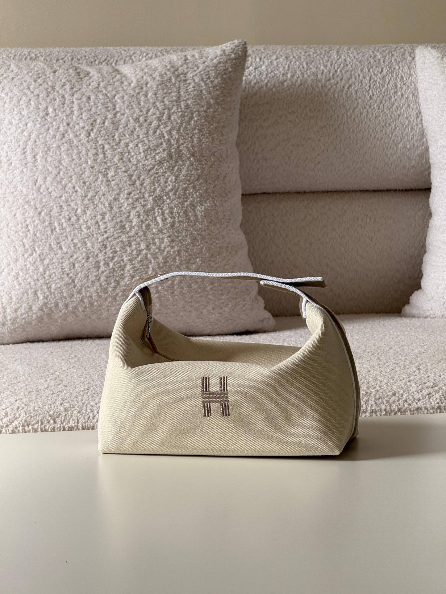 Hermes 24 and 21cm 💕master quality😍with box❤️
320 dhs🪙🌨️

Zain52
♥️♥️♥️