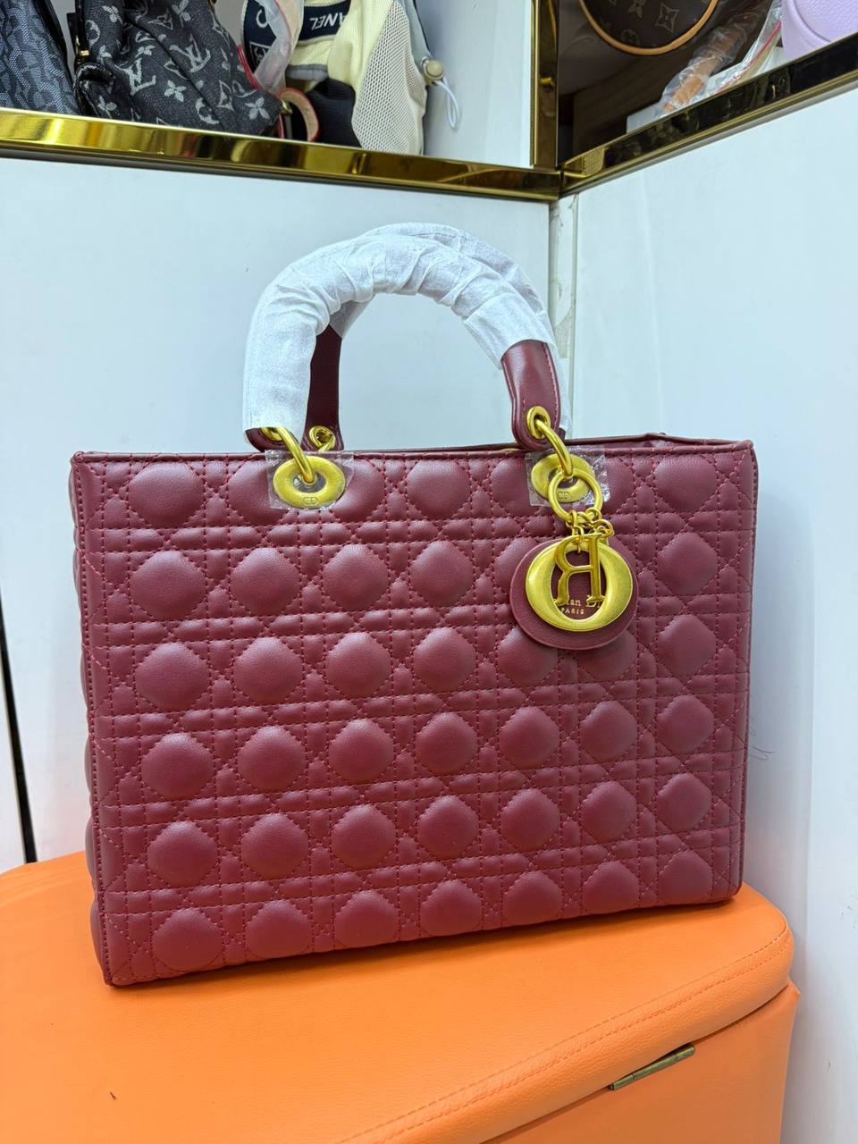 DIOR
Good  QUALITY 
SIZE:32cm
120 dhs🪙💕
🔥high quality🔥🔥

Zain04
♥️♥️♥️