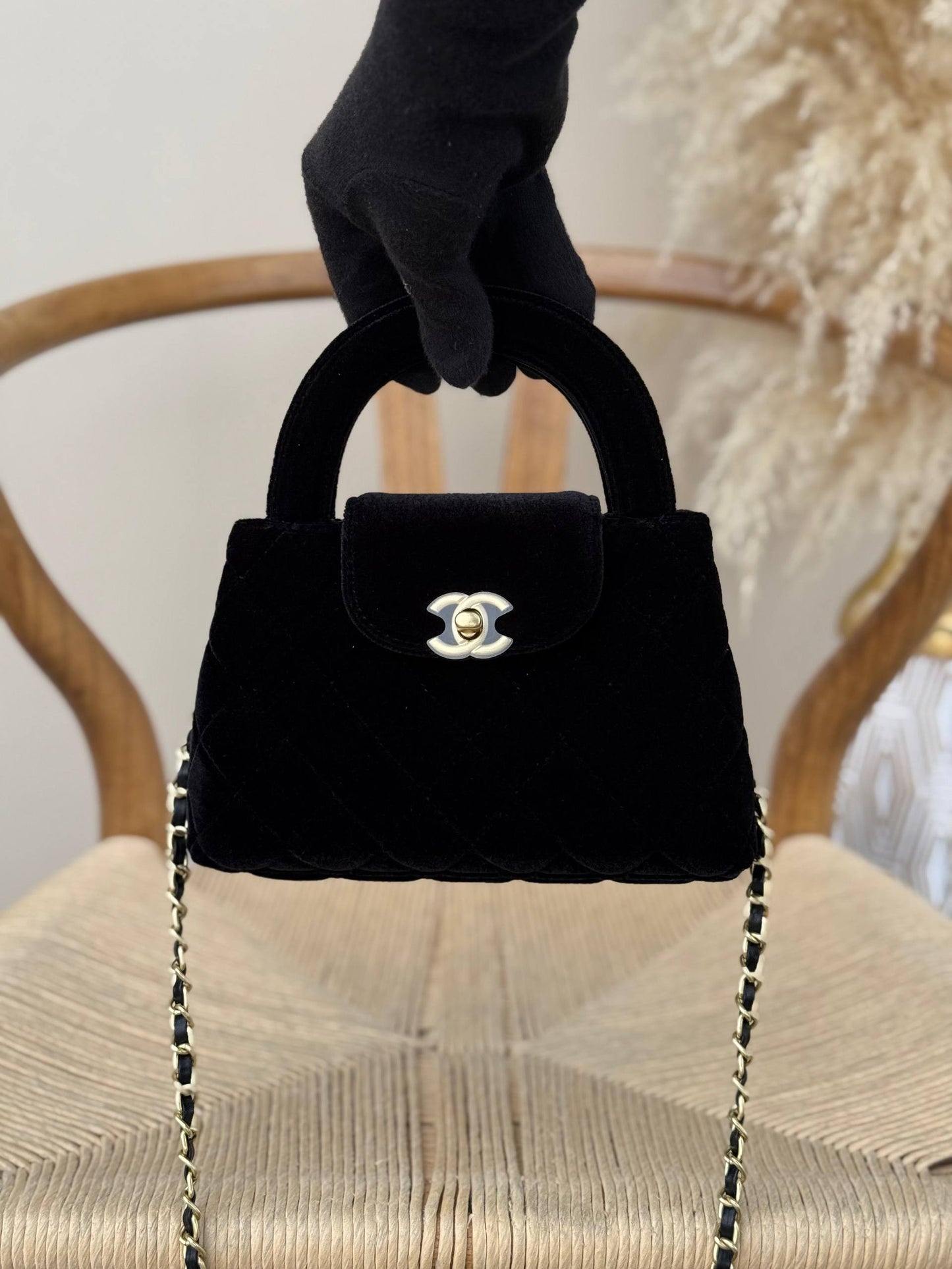 New collection✨✨✨
CHANEL
20cm
350 dhs👑
Top quality 
With box🎁

Zain167
♥️♥️♥️