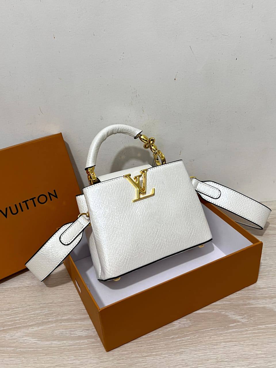 LV
100 dhs🇦🇪🇦🇪
with box
size 22cm

Zain26
♥️♥️♥️