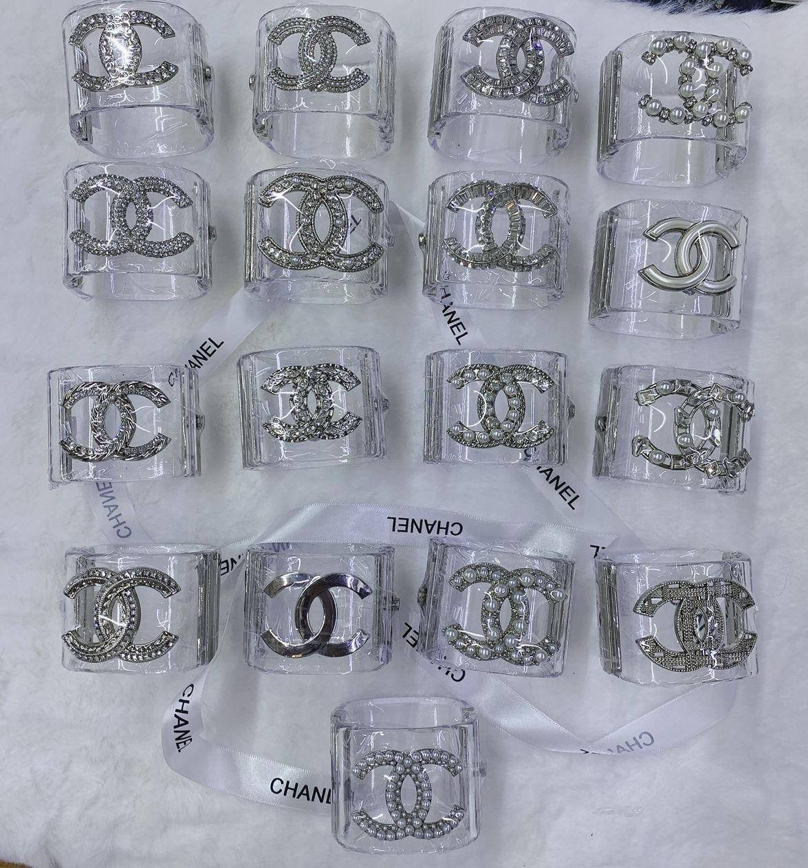CHANEL BANGLE
MASTER ✨💫
120 DHS👑
WITH BOX AND PAPER BAG🎁🛍️

Zain89
♥️♥️♥️