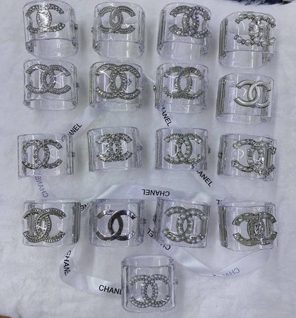CHANEL BANGLE
MASTER ✨💫
120 DHS👑
WITH BOX AND PAPER BAG🎁🛍️

Zain89
♥️♥️♥️