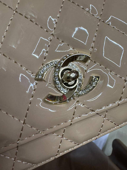 🌟 Chanel 24P
1️⃣ First quality +🎁
Size : 22 * 16 * 7 cm
85 dhs💓
with box 🎁

Zain115
♥️♥️♥️