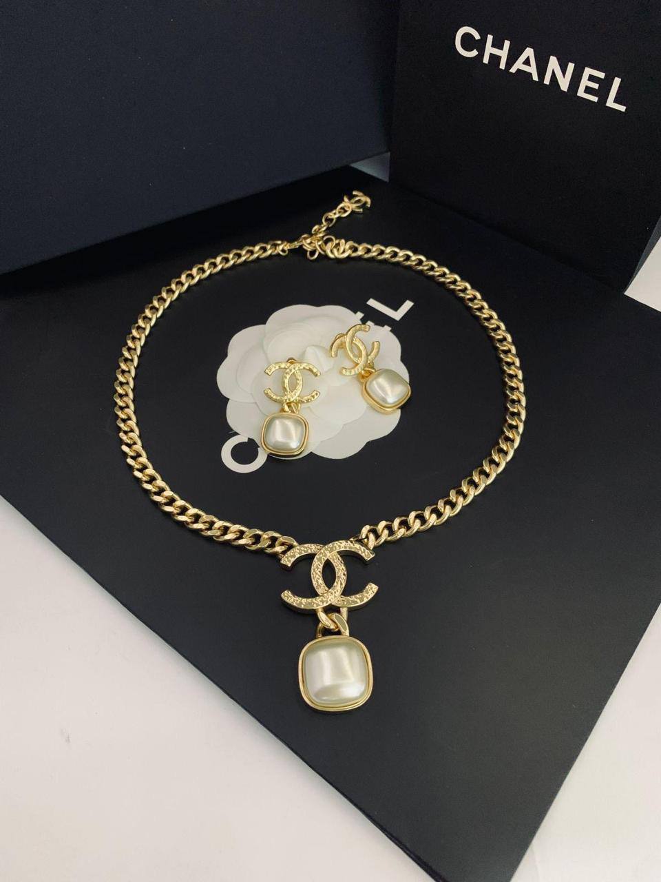 CHANEL SET
MASTER 💫✨✨
NECKLACE EARRINGS

170 dhs🇦🇪🇦🇪
WITH SMALL BOX AND PAPER BAG🎁🛍️

Zain89
♥️♥️♥️