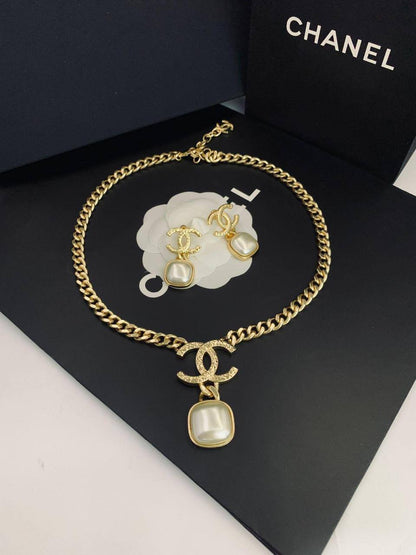 CHANEL SET
MASTER 💫✨✨
NECKLACE EARRINGS

170 dhs🇦🇪🇦🇪
WITH SMALL BOX AND PAPER BAG🎁🛍️

Zain89
♥️♥️♥️